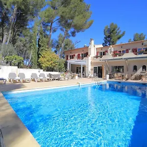 https://le-mas-des-ecureuils.fr-provencehotel.com